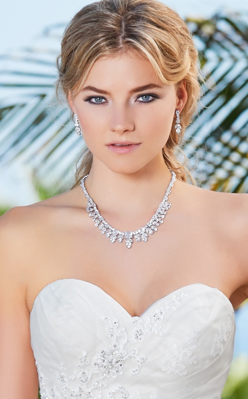 Brielle - Elegant Pearl Wedding Veil & Bridal Jewellery